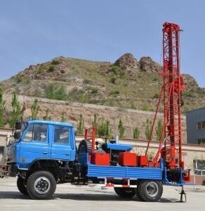 GL-IIA 300 मीटर गहराई वाली पानी की ड्रिलिंग मशीन ट्रक पर कठोर चट्टानों के लिए लगाई गई है