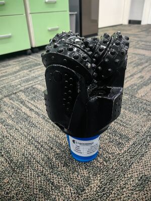 IADC637 6 1/2 इंच ट्रिकोन रॉक बिट्स आपूर्तिकर्ता एपीआई स्टील दांत टीसीआई ट्रिकोन मिट्टी बिट पानी अच्छी तरह से ड्रिल बिट